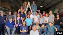 工作结束后,相识多年的同窗好友欢乐的一起合照留念。(美国之音/赖素芬)