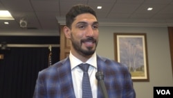 前美国NBA球员埃尼斯·坎特·自由接受美国之音采访。(2023年7月11日)