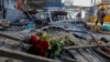 俄占城市顿涅茨克的一个市场遭到炮击后，一束纪念死难者的鲜花摆放在废墟上。（2024年1月22日）