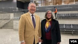 台湾新任驻美代表俞大㵢(左)抵达华盛顿杜勒斯机场,美国在台协会执行理事蓝莺到场欢迎。(2023年12月11日,美国之音锺辰芳拍摄)