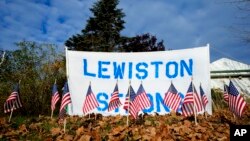 缅因州路易斯顿大街上的一座枪击案临时纪念标志。(2023年11月3日)