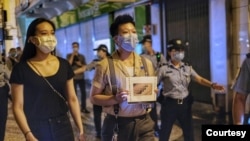 2020年6月4日,澳门出动警力,在往年六四烛光晚会集会场地议事亭广场 进行清场。有市民因展示“六四坦克人”图像遭警方扣查。(崔子钊摄)