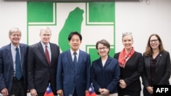 台湾当选总统赖清德、当选副总统萧美琴2024年1月15日会见到访的美国代表团。(法新社/台湾民进党)