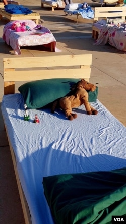 特拉维夫国家剧院哈比玛广场上的两百多张床,表达人们对人质的牵挂 - 这是其中的一张儿童床(美国之音/唐丹鸿)