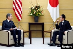 日本首相岸田文雄在东京会晤到访的美国国务卿布林肯。(2023年11月7日)