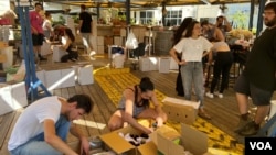 10月13日下午,位在Ramat Aviv社区的特拉维夫大学的校门前广场,由学生会发起的支援士兵的物资捐献活动现场。一群热心的年轻人正忙碌地整理、打包、装箱当天所募集的食物和生活用品。