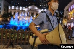 2020年6月4日,澳门出动警力,在往年六四烛光晚会集会场地议事亭广场 进行清场。有市民因展示“六四坦克人”图像遭警方扣查。(崔子钊摄)