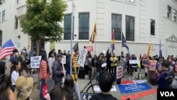 2023年9月30日中午,美国加州多族裔在中国驻旧金山总领事馆门前,举行十一集会,抗议中共实施政治迫害和种族灭绝。(美国之音旧金山特约记者周星晨摄影)