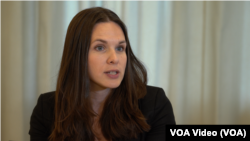 2023年7月17日,拉脱维亚的里加斯特拉金什大学中国研究中心主任乌娜·亚历山德拉·贝尔齐尼亚-切伦科娃在她办公室接受美国之音的专访。