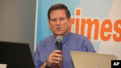 Ông Phil Robertson nói trong khi các chính sách được hoan nghênh, còn nhiều việc phải làm về vấn đề thực thi, nhất là đối với những khối dân yếu thế nhất như Hồi giáo Rohingya và Bangladesh, là những nạn nhân bị mua bán ở Thái Lan.