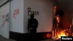 2019年11月11日，抗议者在香港中环金融区内中国银行外墙书写抗议标语（路透社）