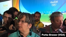 记者李•迈克尔森在讲述她乘坐的里约奥运会媒体大巴遇袭的情况。(2016年8月10日)