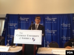 陈光诚10月2日在华盛顿记者会上(美国之音叶兵摄影)