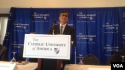 陈光诚10月2日在天主教大学召开的记者会上回答问题(美国之音叶兵拍摄)