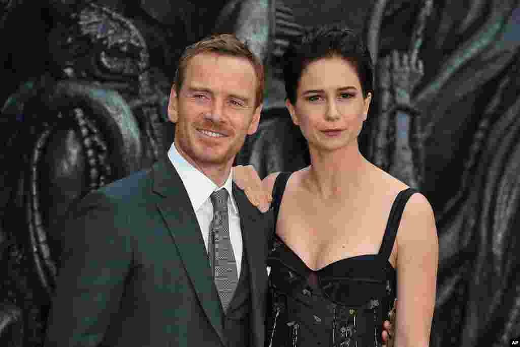 新片《异型:契约》("Alien: Covenant" )的主演凯瑟琳·沃特斯顿和迈克尔·法斯宾德亮相该影片的伦敦首映式。凯瑟琳·沃特斯顿扮演异型问题专家、丹尼尔斯船长,让人联想到原版《异型》中的女主角西格尼·韦弗扮演的里普利。迈克尔·法斯宾德扮演拥有人造智商的机器人。