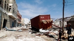 沙特领导的空袭击中一所医院