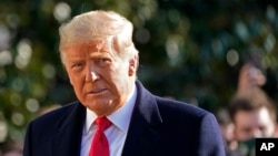 特朗普总统1月12日在白宫南草坪准备登上总统专机(美联社)