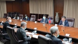 台湾卫生部长陈时中(上排右1)2020年4月27日在台湾外交部与美国卫生部长阿扎尔举行电话会议,下排左1为郦英杰(台湾外交部推特)