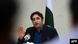 巴基斯坦外长扎尔达里在卡拉奇举行记者会(2022年10月15日)