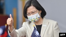 台湾总统蔡英文2022年10月10日在总统府前参加双十节庆典仪式。