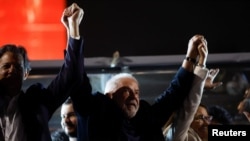 巴西前总统卢拉庆祝大选首轮结果(路透社2022年10月2日)