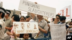 资料照 - 1989年6月4日中国军队在北京天安门屠杀手无寸铁的学生时,在美国纽约市也出现了支持中国学生,谴责屠杀的抗议游行。