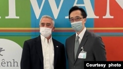 众议院情报委员会共和党成员温斯特鲁普（图左）2022年10月12日抵达台湾，展开为期三天访问。（照片来源：台湾外交部）