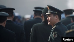 一名中国火箭军军人抵达北京人大会堂前出席全国人代会。(2019年3月4日)