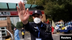 北京一居民区因疫情被封后保安禁止记者走近。(2022年10月20日)