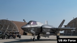 美国空军发布的照片显示美国海军陆战队F-35战斗机抵达韩国群山空军基地,参加美韩“警惕风暴”联合演习。(2022年10月31日)