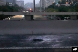 北京海淀区四通桥2022年10月13日有人悬挂要求习近平下台的横幅。互联网监管人员迅速删除在社交媒体平台广泛传播的横幅照片。图为桥上被清理后留下的燃烧痕迹。