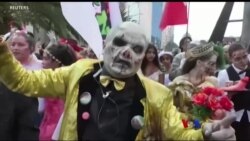 လမ်းပေါ်ပြန်ထွက်လာကြတဲ့ ဟောလိုးဝင်းတစ္ဆေကြီးများ “ထူးခြားဆန်းပြားသတင်းများ”  လမ်းပေါ်ပြန်ထွက်လာကြတဲ့ ဟောလိုးဝင်းတစ္ဆေကြီးများ “ထူးခြားဆန်းပြားသတင်းများ”