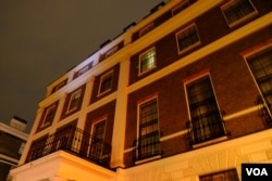 有示威者用雷射笔射向中国大使馆。 （摄影：美国之音郑乐捷）