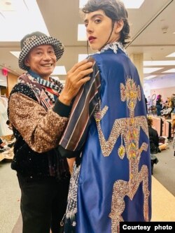 Ananta Kanapi (bertopi) bersama seorang model di kota New York.