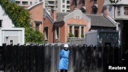 2022年10月10日上海新冠疫情间穿防护服的保安