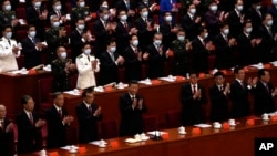 中共领导人习近平和其他中共二十大代表在闭幕式上。(2022年10月22日)