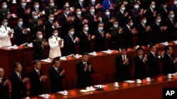 中共领导人习近平和其他中共二十大代表在闭幕式上。(2022年10月22日)