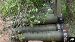 美国向乌克兰军队提供的M777榴弹炮弹放置在乌克兰东部顿巴斯地区的土地上准备射向向俄罗斯阵地。(2022年6月18日)