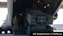 美军空军的波音C-17“环球霸王III”运输机正在装载运往乌克兰的‘海马斯’火箭炮系统。(2022年1月27日)