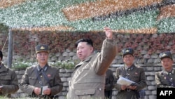 资料照片：朝鲜领导人金正恩2022年10月10日出席朝鲜人民军航空与反航空军的大规模空袭训练演习。