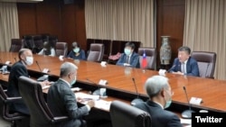 台湾卫生部长陈时中(上排右1)2020年4月27日在台湾外交部与美国卫生部长阿扎尔举行电话会议,下排左1为AIT处长郦英杰(台湾外交部推特)