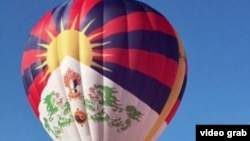 英国布里斯托城举办的国际热气球节中,一个画有西藏雪山狮子旗的热气球升空(视频截图)