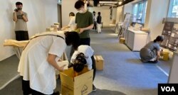 香港人书展参展商工作人员收到通知业主临时取消场地租约，即时收拾摊位书籍及物资准备离场 (美国之音/汤惠芸）