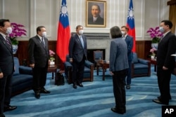 2022年7月28日,台湾总统蔡英文在台北的总统府会晤由日本前防务大臣石破茂率领的一个日本国会跨党派议员代表团。照片由台湾总统府拍摄,美联社提供)