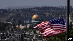 在拜登总统即将到访中东地区之际,美国国旗飘扬在耶路撒冷。(2022年7月12日)