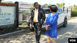 所罗门群岛议会外交关系委员会主席,反对党议员彼得·凯尼洛里在霍尼亚拉反对派领导人办公室外接受美国之音专访 (美国之音记者久岛拍摄)