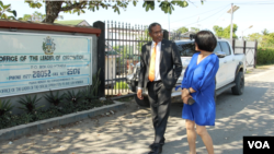 所罗门群岛议会外交关系委员会主席,反对党议员彼得·凯尼洛里在霍尼亚拉反对党领导人办公室外接受美国之音专访 (美国之音记者久岛拍摄)