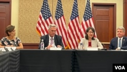 由美国众议院共和党人组成的中国工作组2022年7月20日邀请台湾驻美代表萧美琴参加在国会山举行的一场关于台湾策略的圆桌会,右3为众议院少数党领袖麦卡锡,右1为中国工作组主席麦考尔,左1为加州众议员金映玉。 (美国之音锺辰芳拍摄)