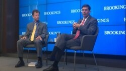 美国前国防部长马克·埃斯珀(Mark Esper)(右)7月14日出席布鲁金斯学会举办的座谈会。(记者薛小山拍摄)