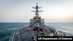 阿利伯克级导弹驱逐舰约翰·麦凯恩号于2021年2月4日例行通过台湾海峡。